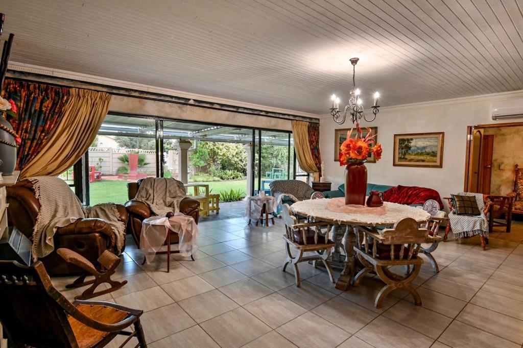 Iszis Guest House Bloemfontein Buitenkant foto