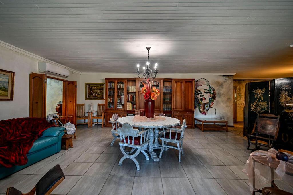 Iszis Guest House Bloemfontein Buitenkant foto