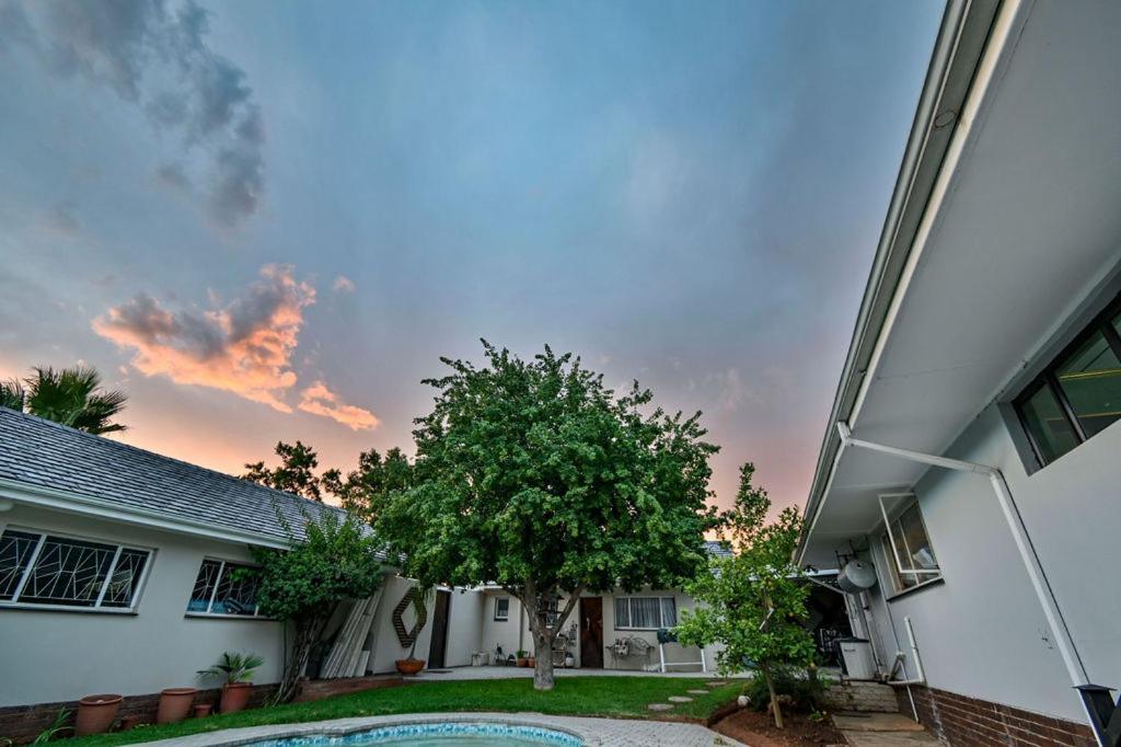 Iszis Guest House Bloemfontein Buitenkant foto